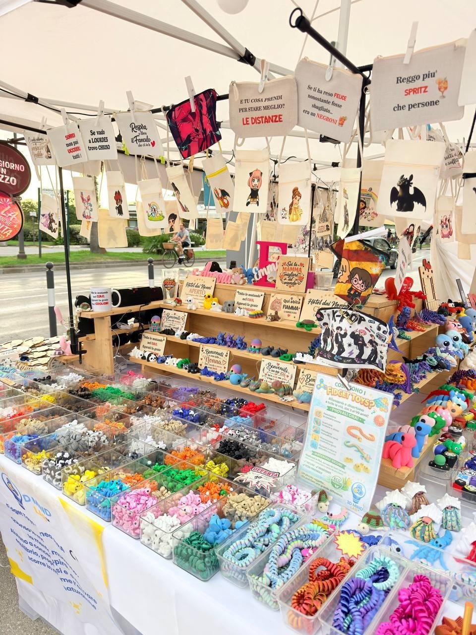 Il gazebo 3D Mind Lab con le bandiere, allestito in piazza