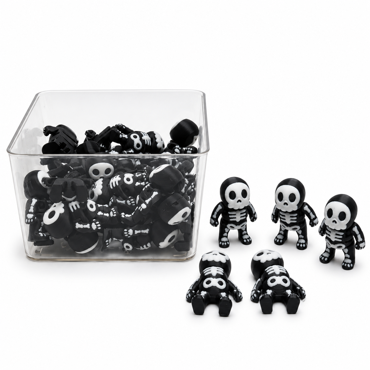 Mini AIRA Flexi a forma di scheletro: piccolo, articolato e tutto da muovere. Un simpatico fidget toy nero e bianco firmato 3D Mind Lab.